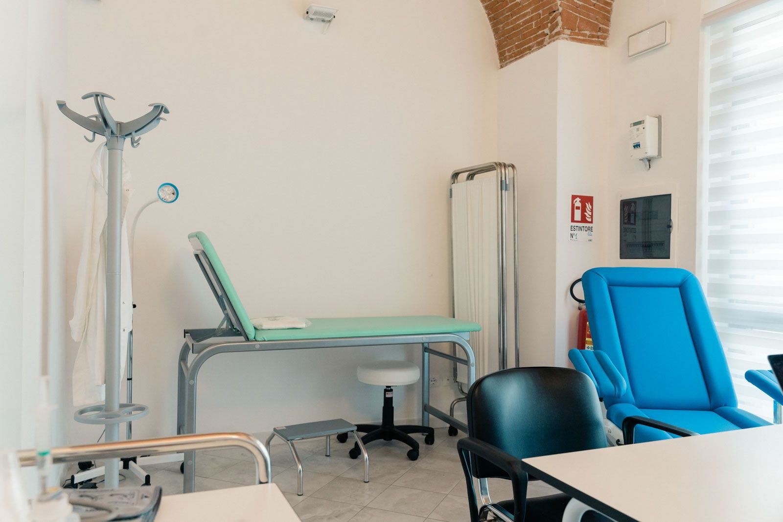 Lettino da visita, poltrona da prelievo e attrezzatura nell'ambulatorio di Riglione